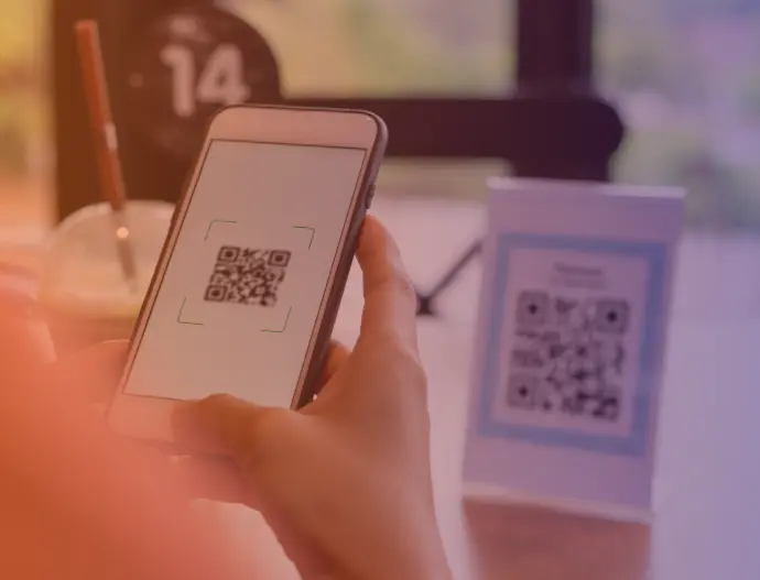 Cliente lendo o QR Code da mesa com o celular