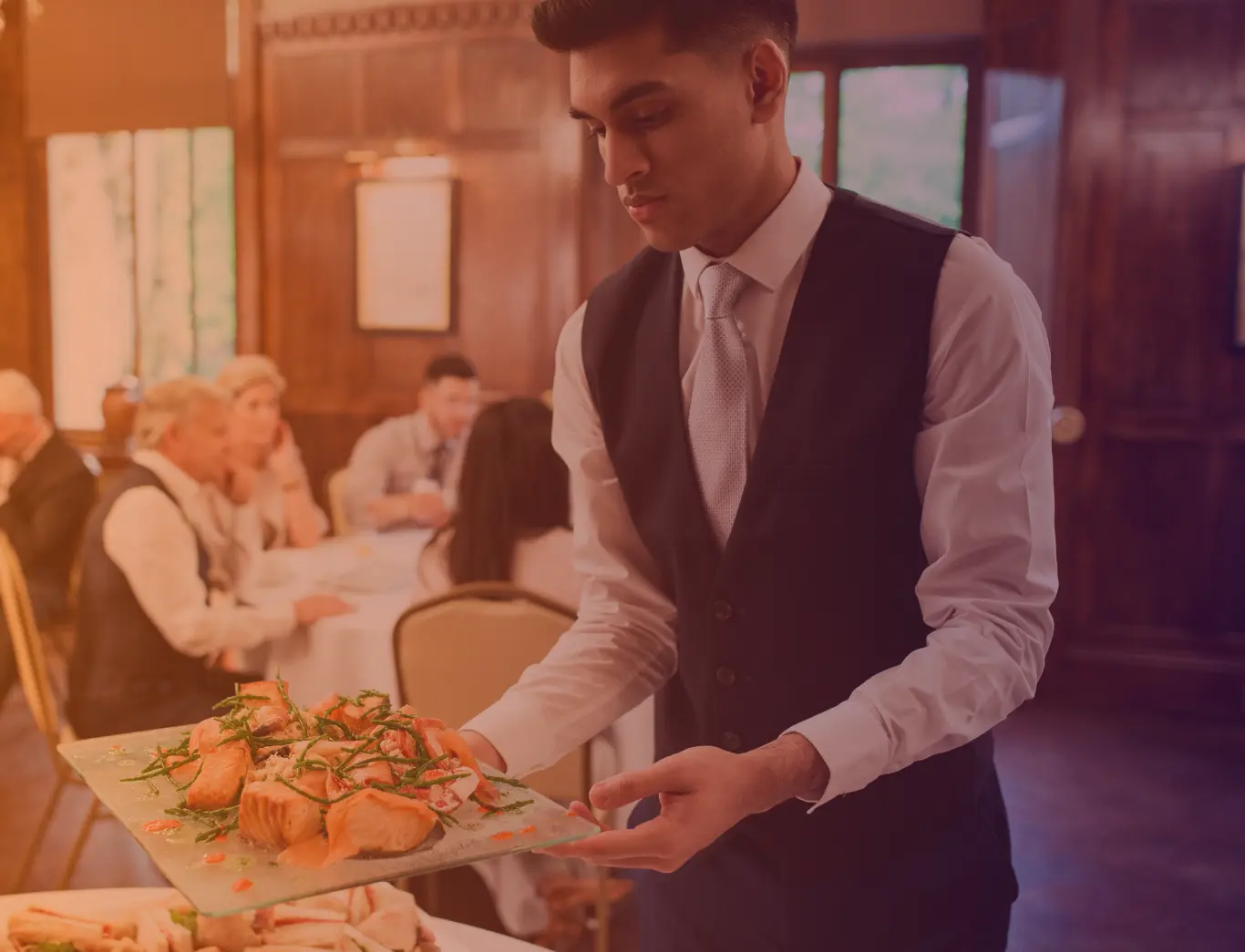 Garçom servindo prato em restaurante